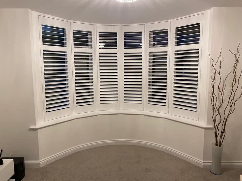 Bow window store blinds